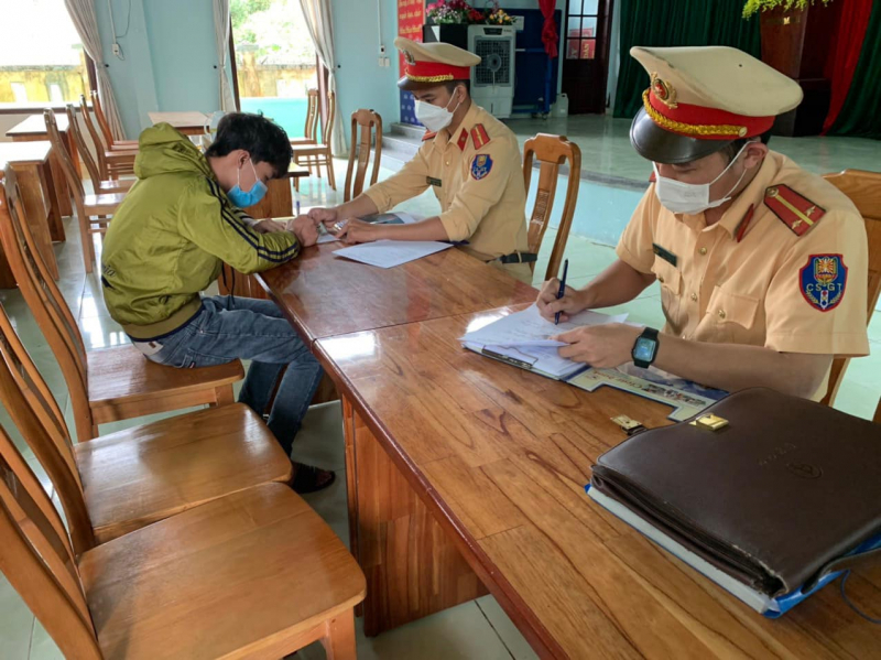 Nam thanh niên nằm dài trên xe máy phóng với tốc độ 92km/h “thông chốt” CSGT -0