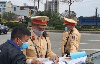 Ảnh: CSGT Hà Nội hướng dẫn người dân nộp phạt online trong ngày đầu triển khai