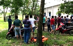 thi the be trai co cuon day xich buoc vao tru be tong duoi day ao