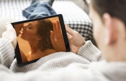 chet lang khi chong len lut thuc dem xem phim nong