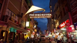 chu tich phuong xin loi khach tay bi danh o pho di bo bui vien