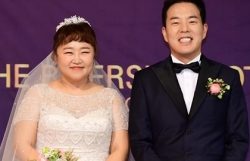 danh hai chien thang kien quyet tu choi khi bi fan nu ru len giuong