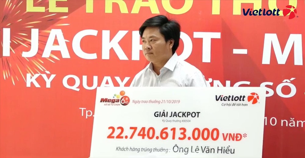 Ông Lê Văn Hiểu - chủ nhân giải Vietlott trị giá gần 23 tỉ đồng. Nguồn: Vietlott