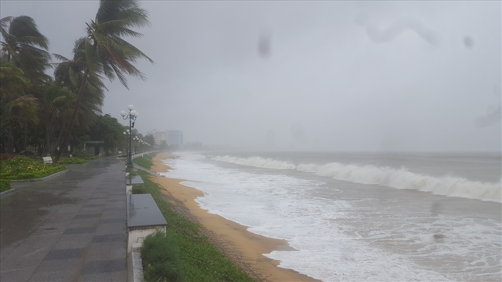 Nổi sóng và gió to dọc Thành phố Quy Nhơn trước khi bão số 5 Matmo đổ bộ hôm 30.10. Ảnh: Nguyễn Tri.