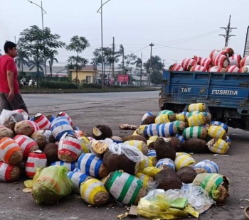 Xe hàng chôn chân ở cửa khẩu Lạng Sơn: Doanh nghiệp bất lực nhìn tiền bốc hơi