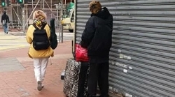 em be lang thang tu phoi do con muon di hoc va tro thanh nguoi mau