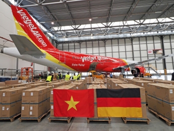 Hơn 10 tấn vật tư y tế phòng dịch đang được Vietjet chuyển từ CHLB Đức về Việt Nam