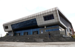 nha hat huyen hon 100 ty dap chieu bat ngo nguyen nhan