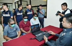 la doi nguoi phu nu ket hon voi chiec chan cua minh