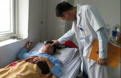 nam sinh dan nguoi vao truong danh thay giao gay mui