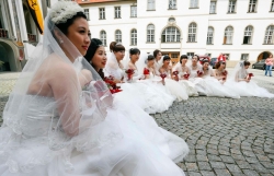 trung quoc de nghi ban giam hieu nha truong an cung hoc sinh