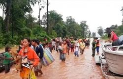 thi the be trai co cuon day xich buoc vao tru be tong duoi day ao