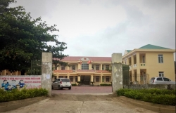 no lon trong long dat hang tram nha dan rung lac