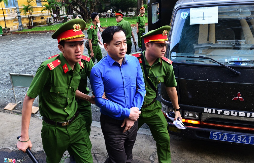 bat ngo voi ly lich vu quotnhomquot