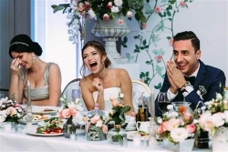 la doi nguoi phu nu ket hon voi chiec chan cua minh