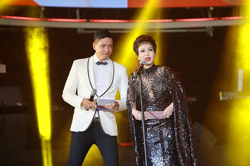 mr dam truong giang nhan giai thuong thanh tuu tai pops awards