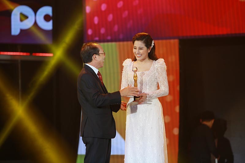 mr dam truong giang nhan giai thuong thanh tuu tai pops awards