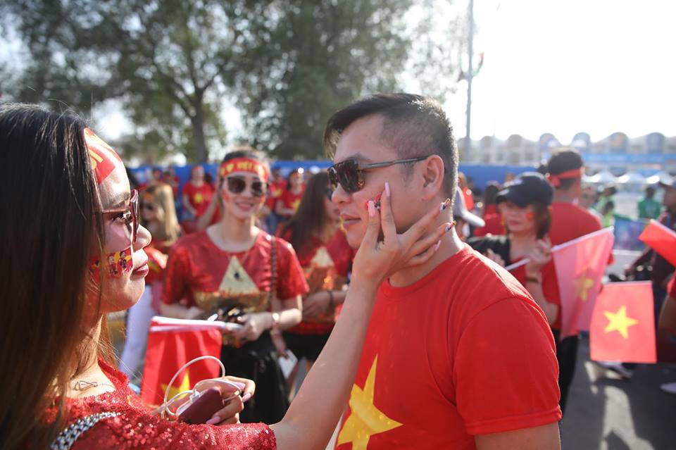 fan nu cuc xinh tiep lua tuyen viet nam dau iraq