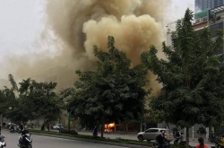 can nha trong khu giai tri o tphcm chay ngun ngut cot khoi cao hang chuc met