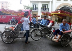 nhung hanh dong tuong binh thuong nhung phai tranh khi di du lich nuoc ngoai keo gap rac roi