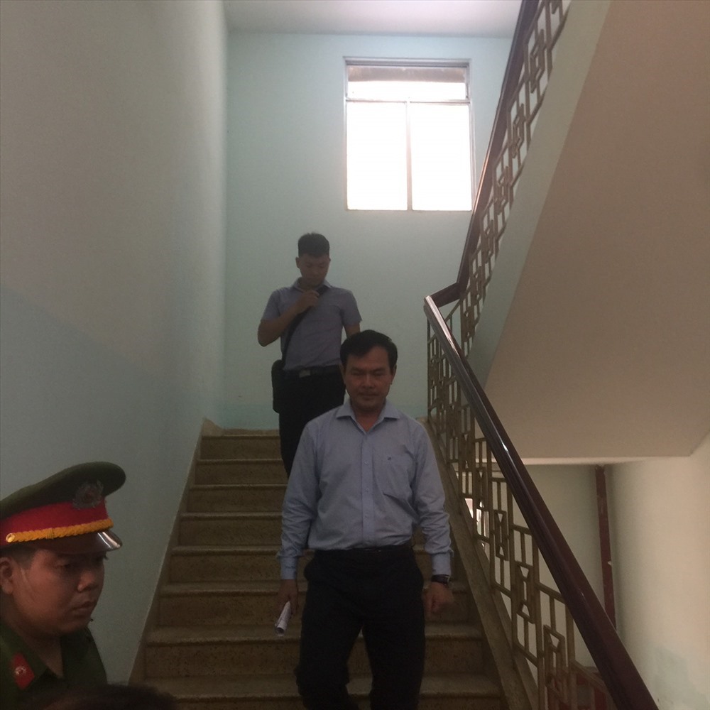 Bị can Nguyễn Hữu Linh rời tòa sau khi Hội đồng xét xử tuyên trả hồ sơ để điều tra bổ sung. Ảnh: Huân Cao