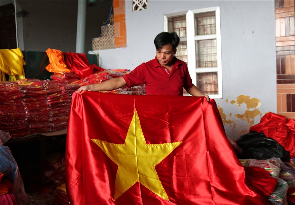 Gia đình anh Nguyễn Văn Phục đã có 4 đời tiếp nối nghề may đo Quốc kỳ. Ảnh: Lan Nhi.