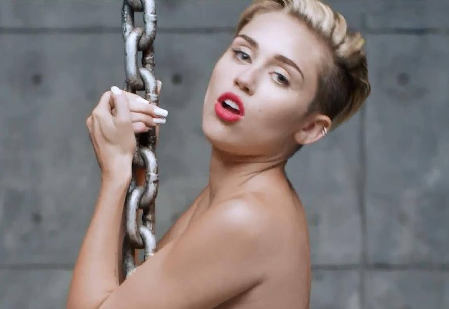 Miley Cyrus xấu hổ vì MV Wrecking Ball nổi loạn quá đà. 