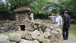 be gai 7 tuoi bao canh sat bat cha vi khong xay nha ve sinh