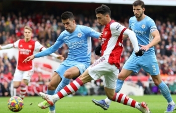 Kết quả Ngoại Hạng Anh: Thủng lưới phút bù giờ, Arsenal thua đau Man City