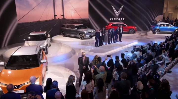 VinFast ra mắt 5 mẫu xe điện tại CES 2022: Công bố giá , của VF8 và VF9 - 2
