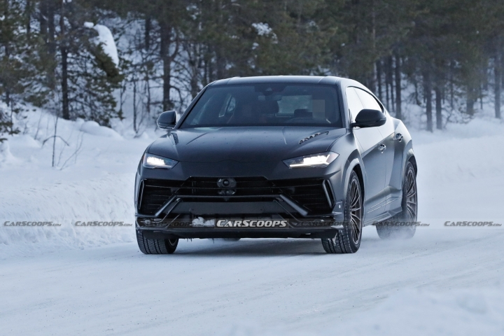 Lộ ảnh không che chắn của Lamborghini Urus Evo - 1