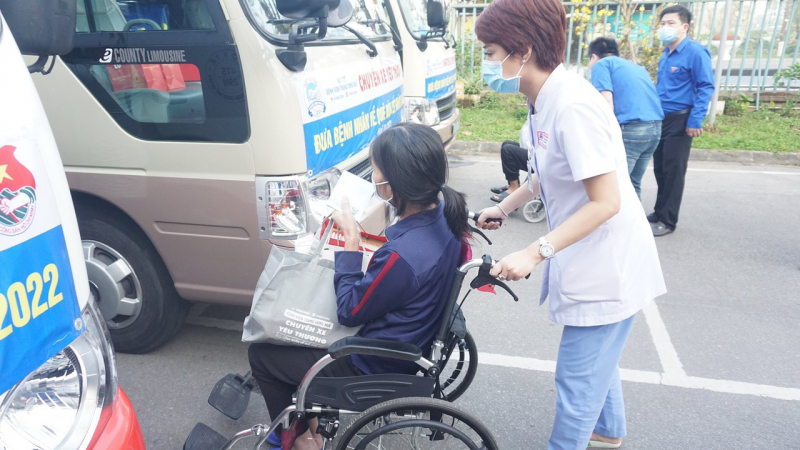 Những chuyến xe yêu thương chở bệnh nhân nghèo về quê đón Tết -0