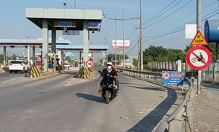 Nhiều xe máy liên tục đi vào đường cao tốc TP Hồ Chí Minh - Trung Lương -1