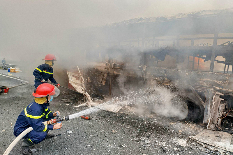 Ô tô khách bốc cháy trơ khung trên cao tốc Pháp Vân - Cầu Giẽ -0