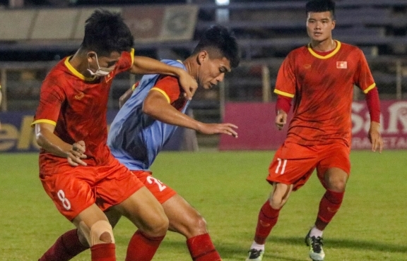 U23 Việt Nam tập làm quen sân, sẵn sàng đá trận ra quân gặp U23 Singapore