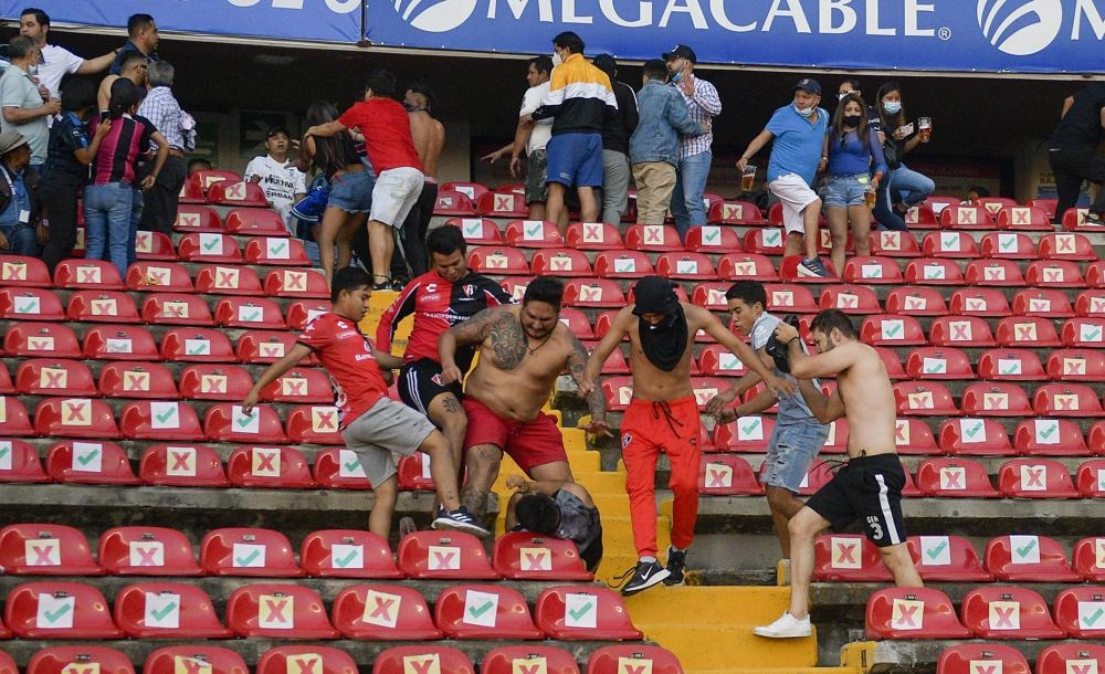 Mexico tạm dừng giải đấu bóng đá vì cổ động viên