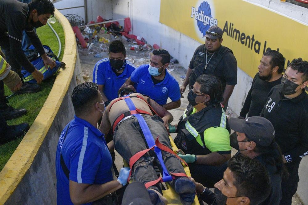 Mexico tạm dừng giải đấu bóng đá vì cổ động viên