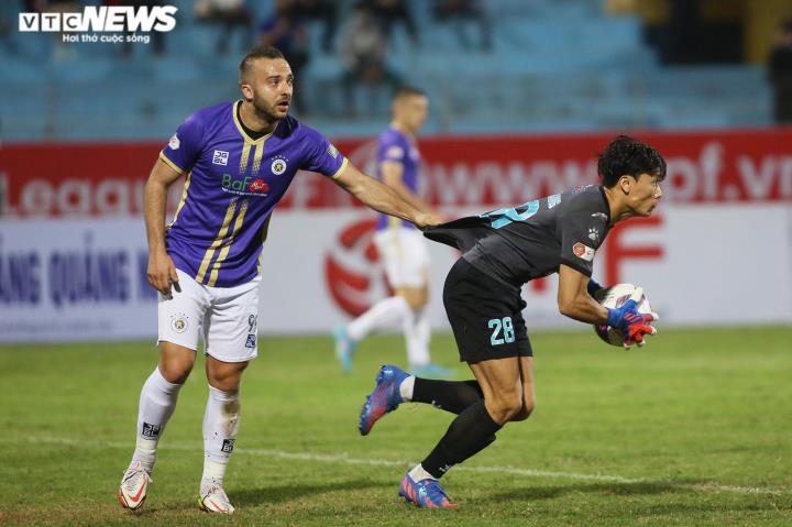 Bùi Tiến Dũng lần đầu tiên giữ sạch lưới trên sân Hàng Đẫy ở V-League - 3