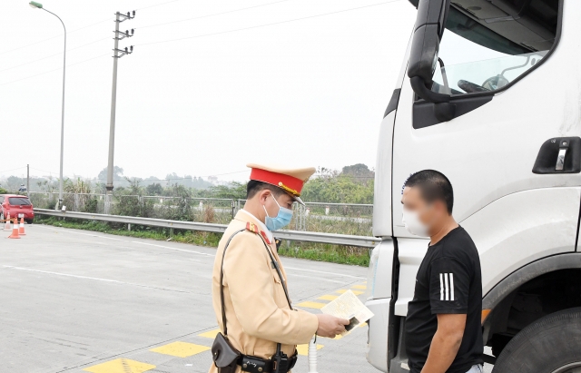 Liều chở quá tải để bù tiền xăng, tài xế xe tải bị CSGT phạt nặng