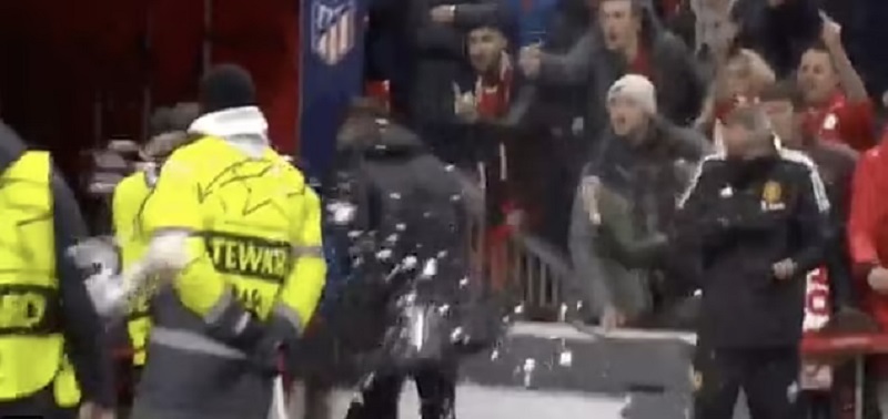 CĐV Man Utd có hành động
