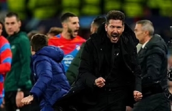 CĐV có hành động không đẹp khi Man Utd bị loại