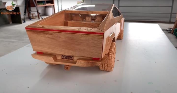 Hình ảnh Tesla Cybertruck bằng gỗ của thợ Việt trên báo ngoại - 5