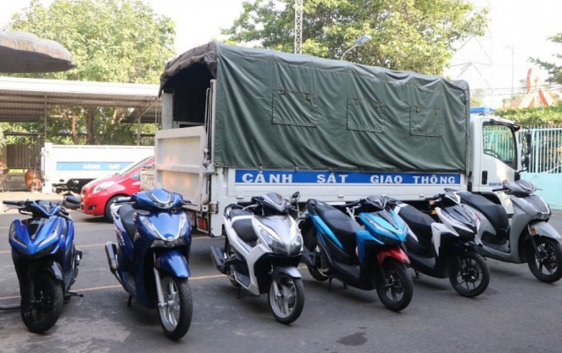 “Cậu ấm cô chiêu” lên mạng thách thức nhau lấy xe của phụ huynh đi bão -2