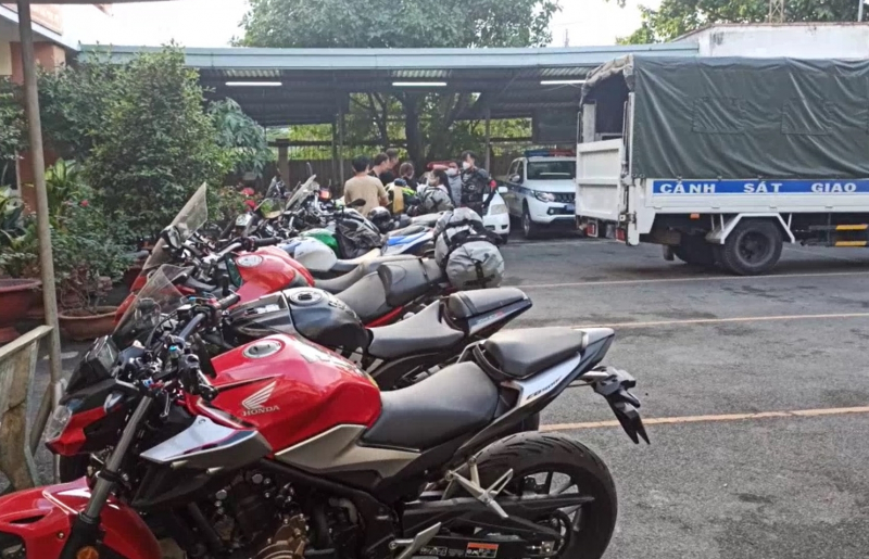 Dùng xe tải chặn đoàn mô tô “khủng” lưu thông trong đường cấm -2