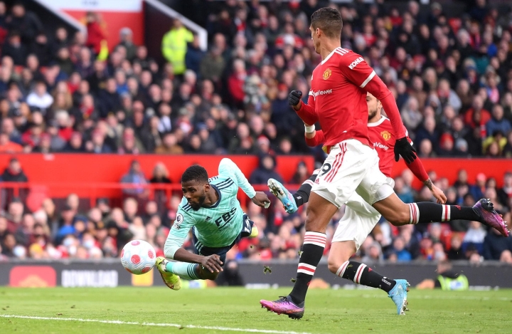 Kết quả Ngoại Hạng Anh: Chật vật hòa Leicester, Man Utd khó dự Champions League - 1