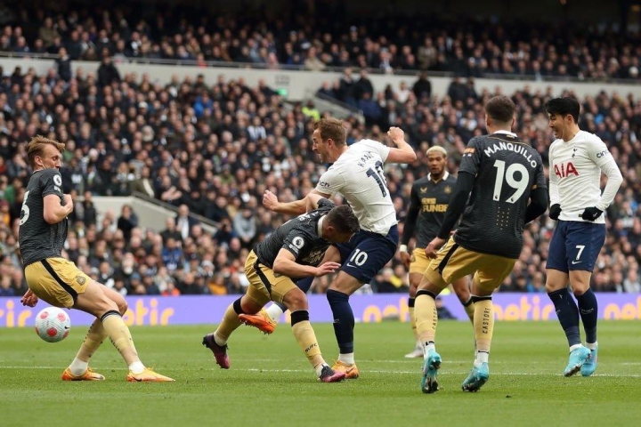 Đè bẹp Newcastle, Tottenham trở lại top 4 Ngoại hạng Anh - 1