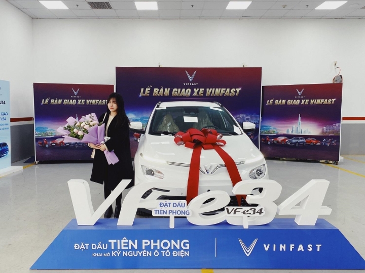 Lướt Shopee khi chờ sạc xe VinFast VF e34: 'Trải nghiệm thú vị' - 1