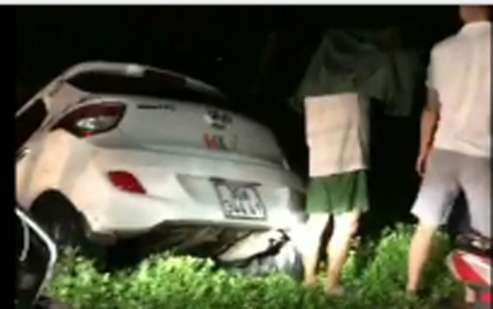 va cham trong mua lon taxi va xe may lao xuong muong