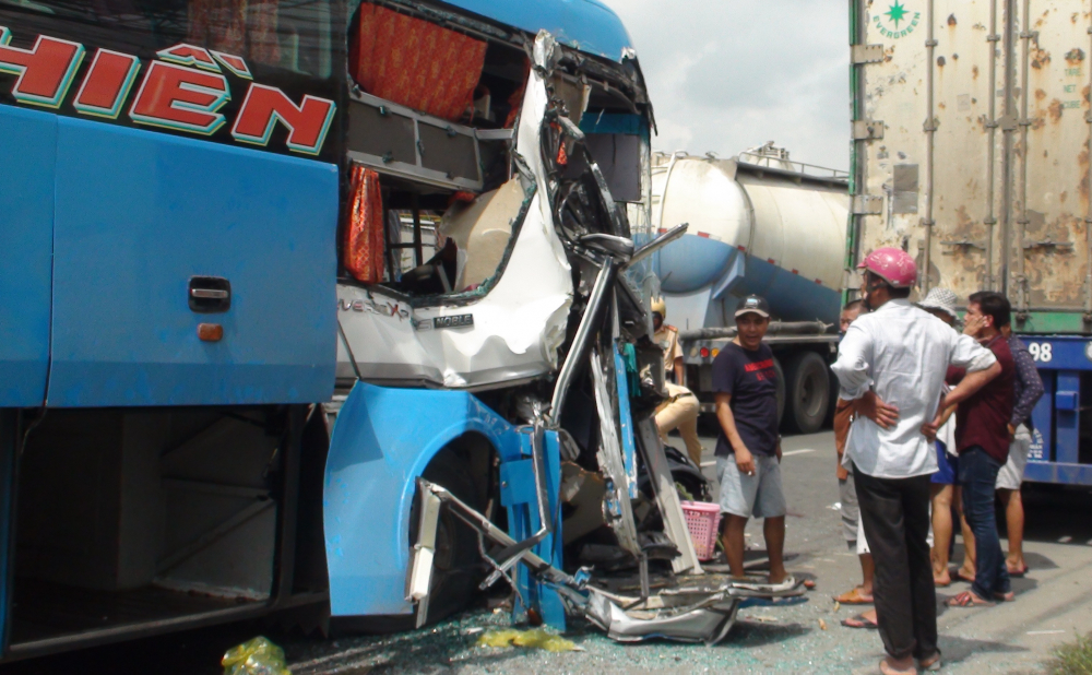 xe khach gay tai nan lien hoan tai vinh long 5 nguoi bi thuong nang