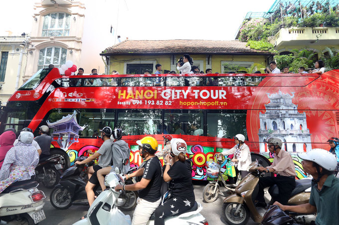 hanh khach trai nghiem tuyen buyt mui tran dau tien o ha noi